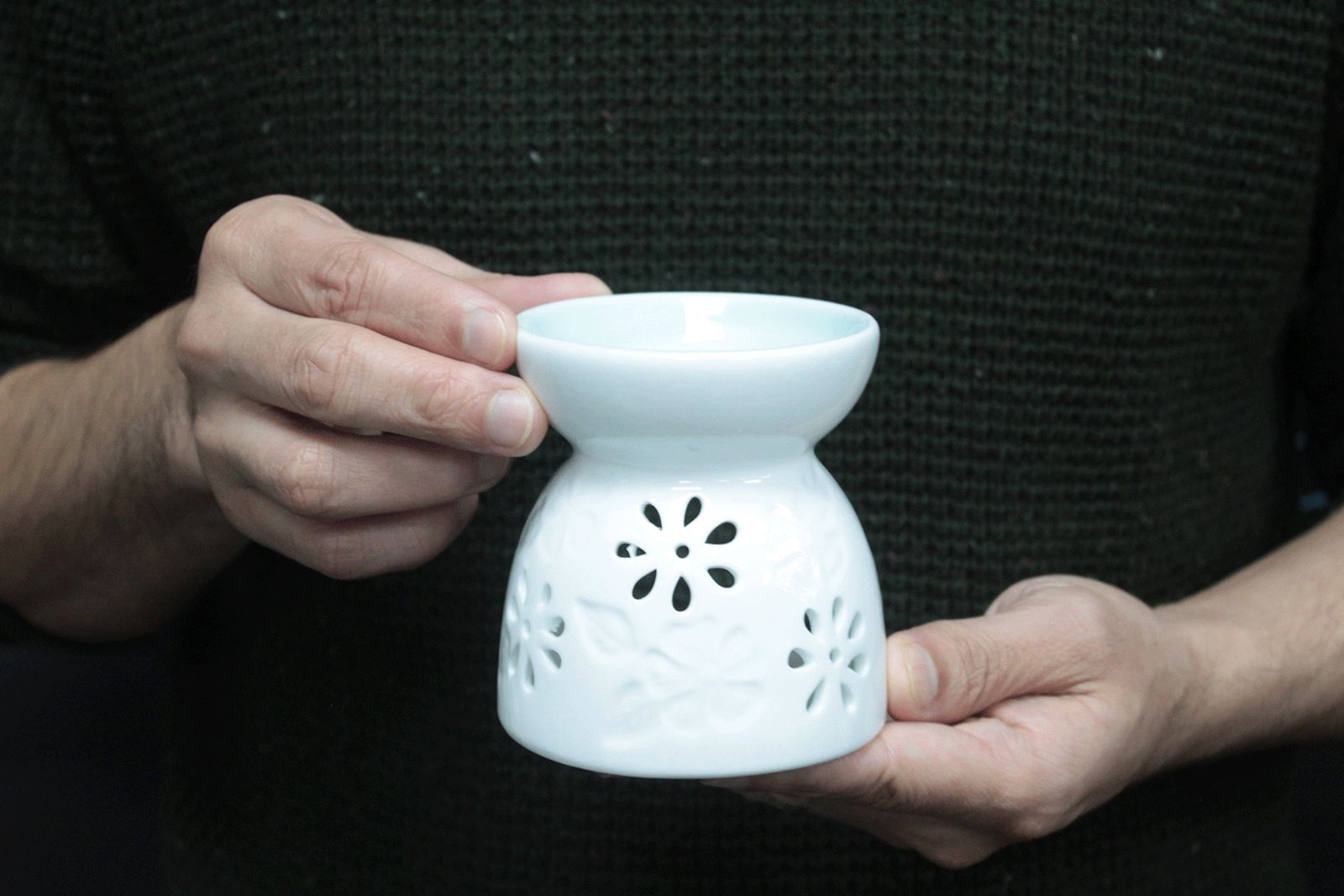 Klassische weiße Duftlampe - Blumenmuster mit türkisfarbenem Napf