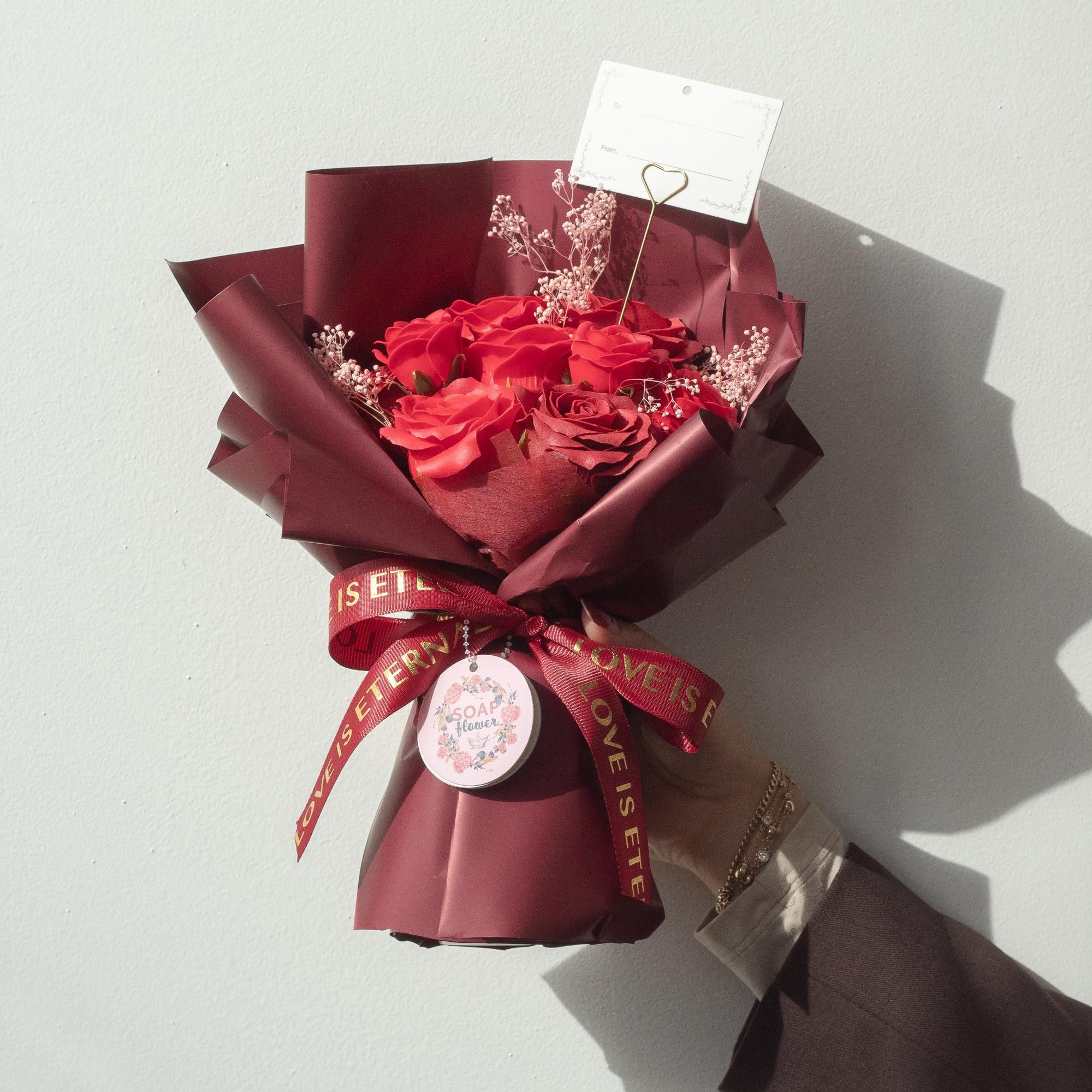 Stor bukett röda rosor - Kärleken är evig - Presentkort